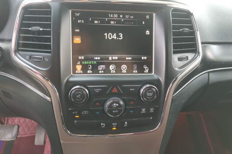 Used Jeep Grand Cherokee 2014 3.0L Comfort Navigation Edition Audio And AC Panel