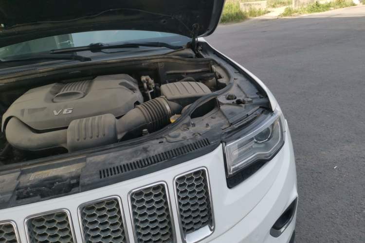 Used Jeep Grand Cherokee 2014 3.0L Comfort Navigation Edition Engine Bay Left
