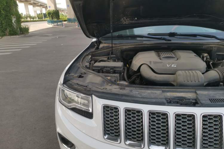 Used Jeep Grand Cherokee 2014 3.0L Comfort Navigation Edition Engine Bay Right