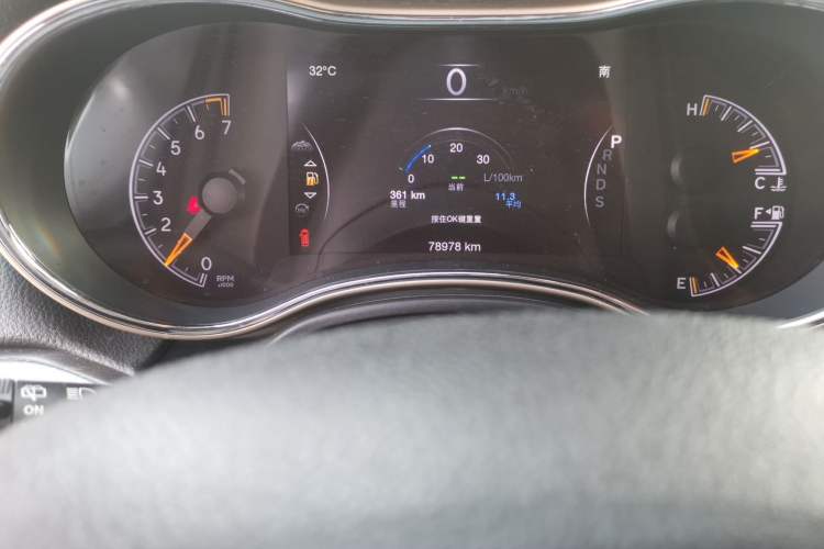 Used Jeep Grand Cherokee 2014 3.0L Comfort Navigation Edition Odometer Close Up