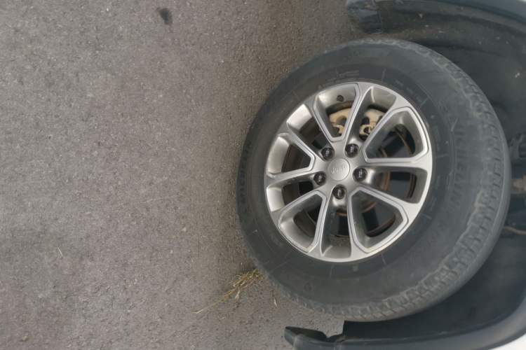 Used Jeep Grand Cherokee 2014 3.0L Comfort Navigation Edition Right Front Wheel Hub