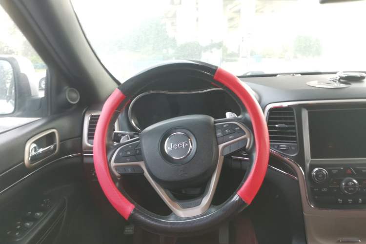 Used Jeep Grand Cherokee 2014 3.0L Comfort Navigation Edition Steering Wheel