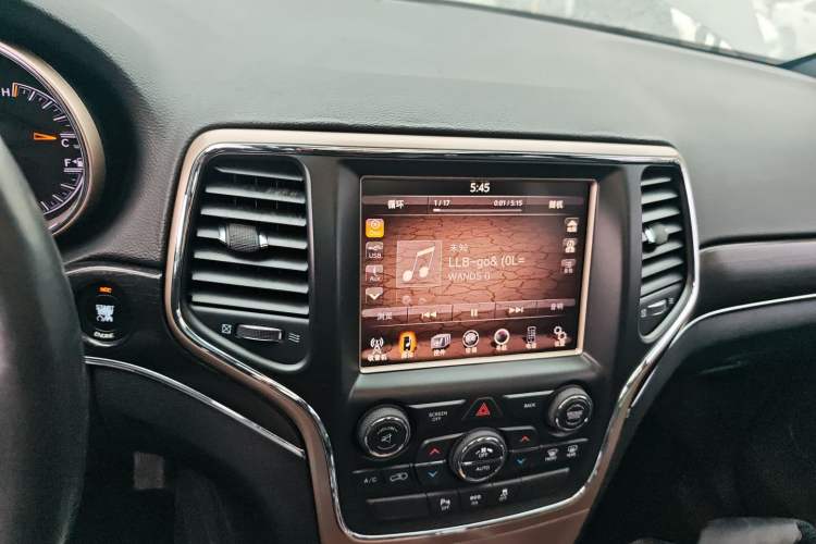 Used Jeep Grand Cherokee 2014 3.0L Comfort Navigation Edition Audio And AC Panel