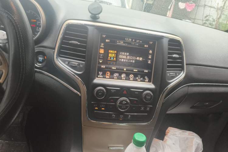 Used Jeep Grand Cherokee 2014 3.0L Comfort Navigation Edition Audio And AC Panel