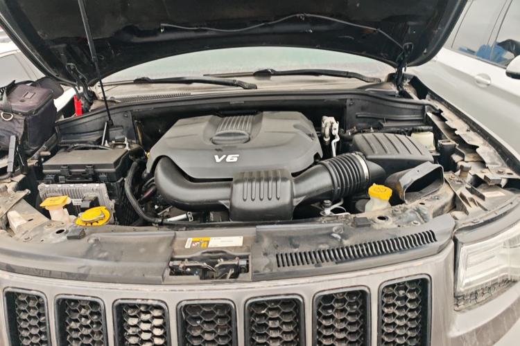Used Jeep Grand Cherokee 2014 3.0L Comfort Navigation Edition Engine Bay
