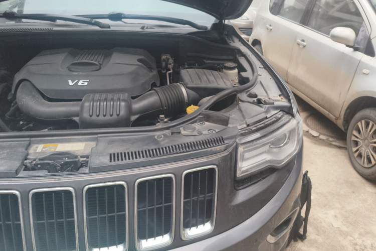 Used Jeep Grand Cherokee 2014 3.0L Comfort Navigation Edition Engine Bay Left