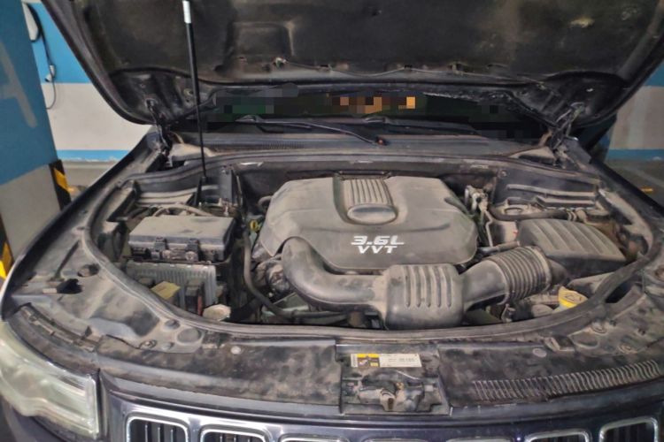 Used Jeep Grand Cherokee 2014 3.6L Comfort Navigation Edition Engine Bay Right