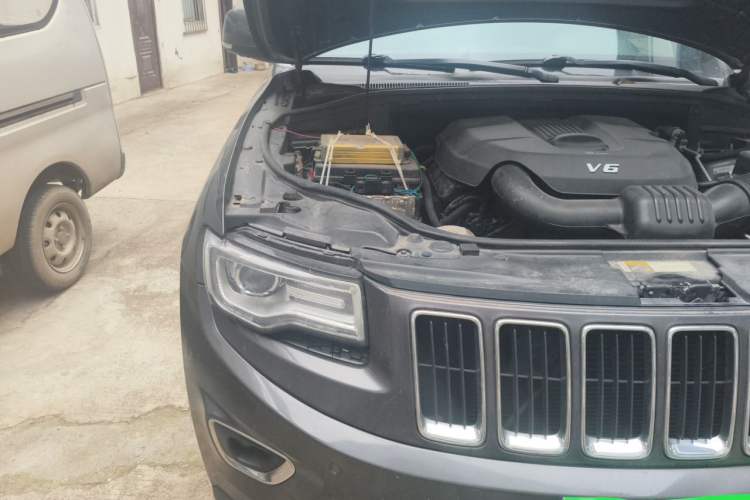 Used Jeep Grand Cherokee 2014 3.0L Comfort Navigation Edition Engine Bay Right