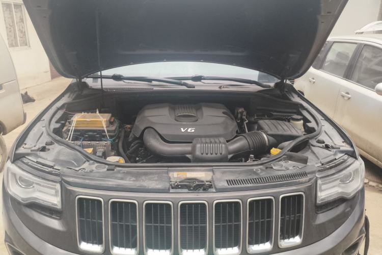 Used Jeep Grand Cherokee 2014 3.0L Comfort Navigation Edition Engine Bay