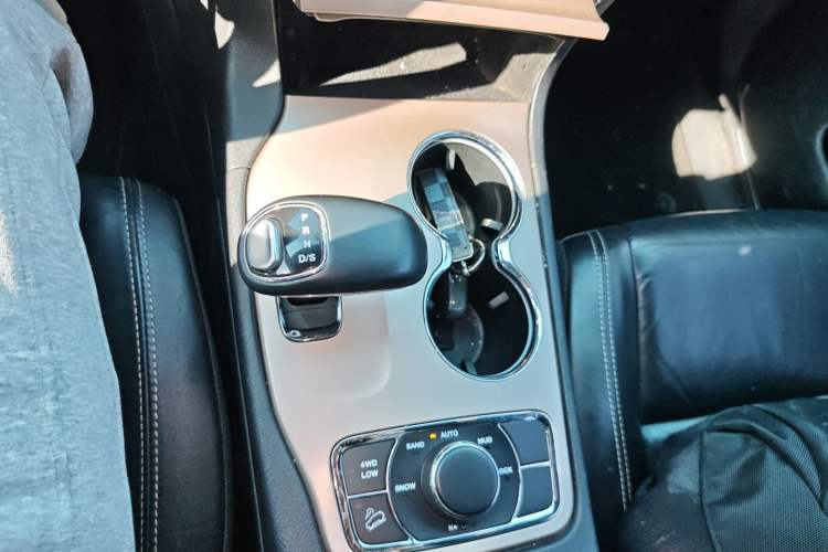 Used Jeep Grand Cherokee 2014 3.0L Comfort Navigation Edition Gear Lever