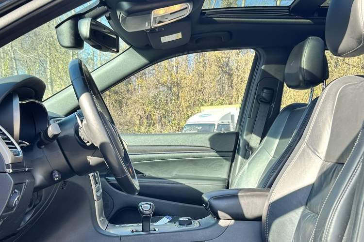 Used Jeep Grand Cherokee 2014 3.0L Comfort Navigation Edition Interior 1