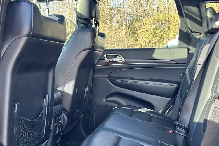Used Jeep Grand Cherokee 2014 3.0L Comfort Navigation Edition Interior 2