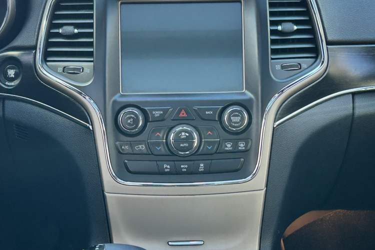 Used Jeep Grand Cherokee 2014 3.0L Comfort Navigation Edition Interior 3