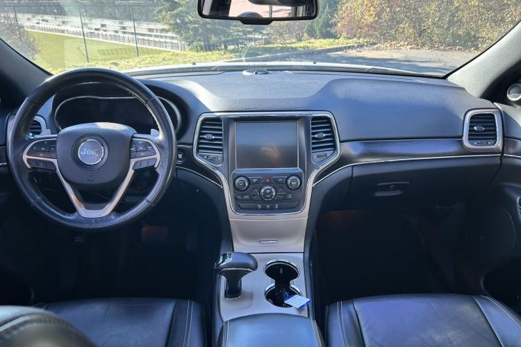 Used Jeep Grand Cherokee 2014 3.0L Comfort Navigation Edition Interior 4