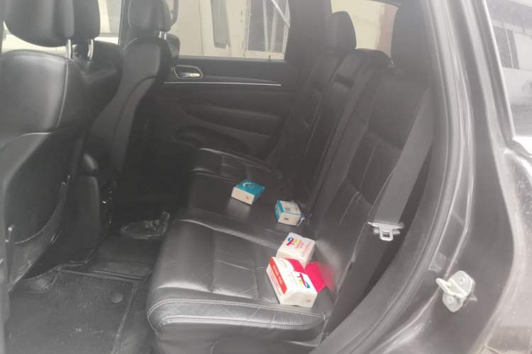 Used Jeep Grand Cherokee 2014 3.0L Comfort Navigation Edition Left Rear Seat