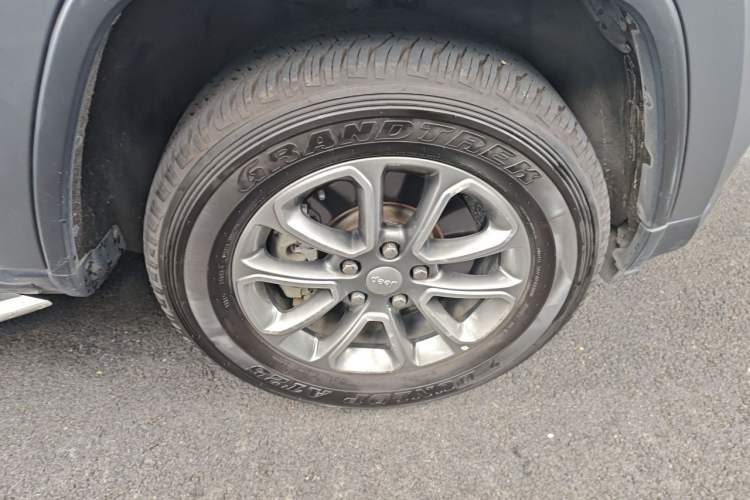 Used Jeep Grand Cherokee 2014 3.6L Elite Navigation Edition Right Front Wheel Hub