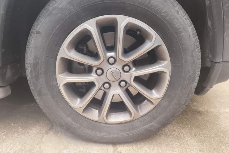Used Jeep Grand Cherokee 2014 3.0L Comfort Navigation Edition Right Front Wheel Hub