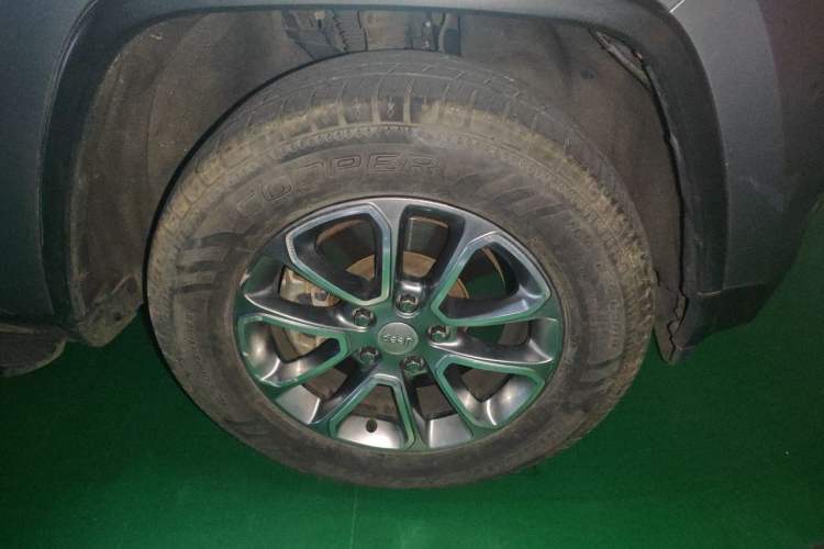 Used Jeep Grand Cherokee 2014 3.6L Elite Navigation Edition Right Front Wheel Hub