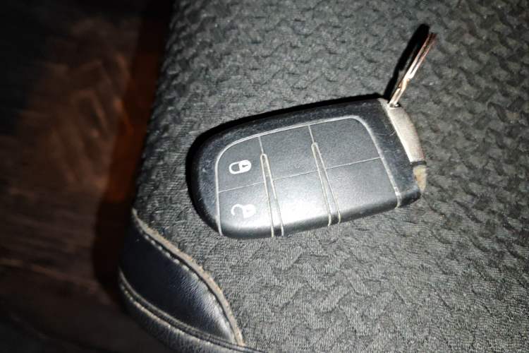 Used Jeep Grand Cherokee 2014 3.6L Comfort Navigation Edition Vehicle Key