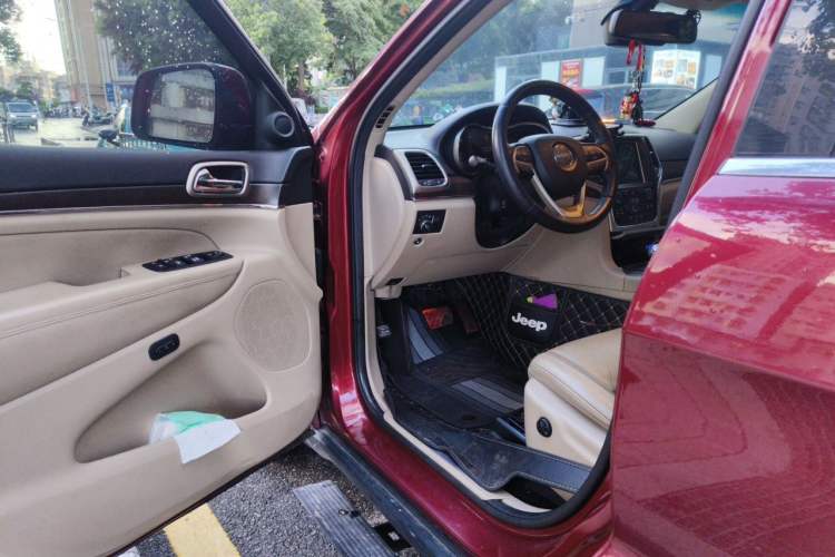 Used Jeep Grand Cherokee 2014 3.6L Elite Navigation Edition Driver Seat
