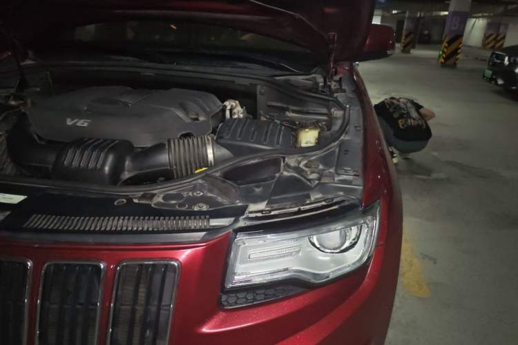 Used Jeep Grand Cherokee 2014 3.6L Elite Navigation Edition Engine Bay Left