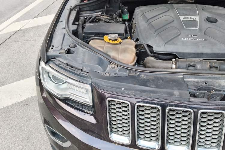 Used Jeep Grand Cherokee 2014 3.0TD Diesel Comfort Navigation Version Engine Bay Right