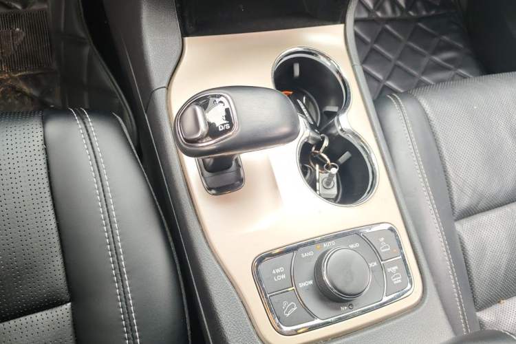 Used Jeep Grand Cherokee 2014 3.6L Elite Navigation Edition Gear Lever