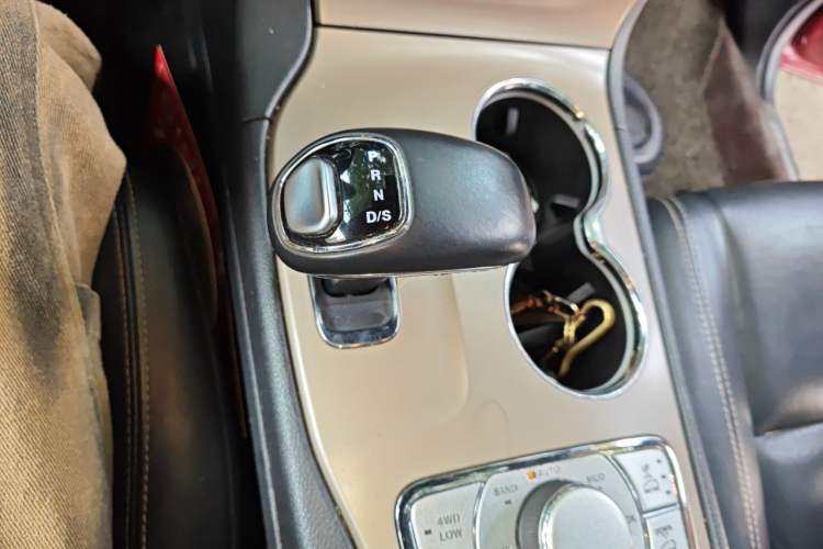 Used Jeep Grand Cherokee 2014 3.0L Comfort Navigation Edition Gear Lever
