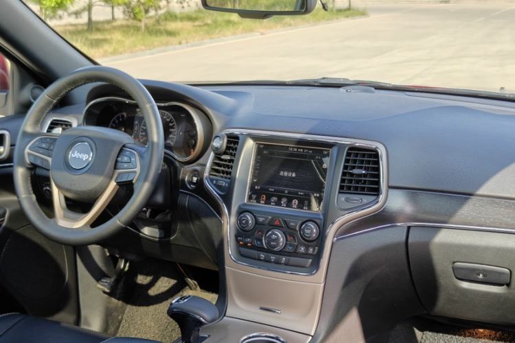 Used Jeep Grand Cherokee 2014 3.6L Elite Navigation Edition Interior 4