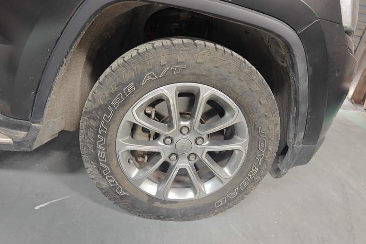 Used Jeep Grand Cherokee 2014 3.0L Comfort Navigation Edition Right Front Wheel Hub