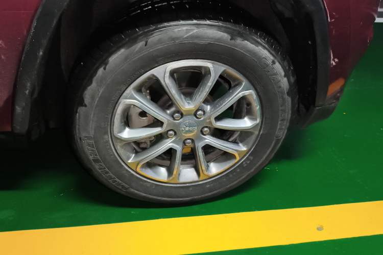Used Jeep Grand Cherokee 2014 3.6L Elite Navigation Edition Right Front Wheel Hub