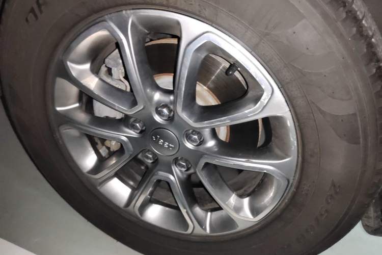 Used Jeep Grand Cherokee 2014 3.6L Elite Navigation Edition Right Front Wheel Hub