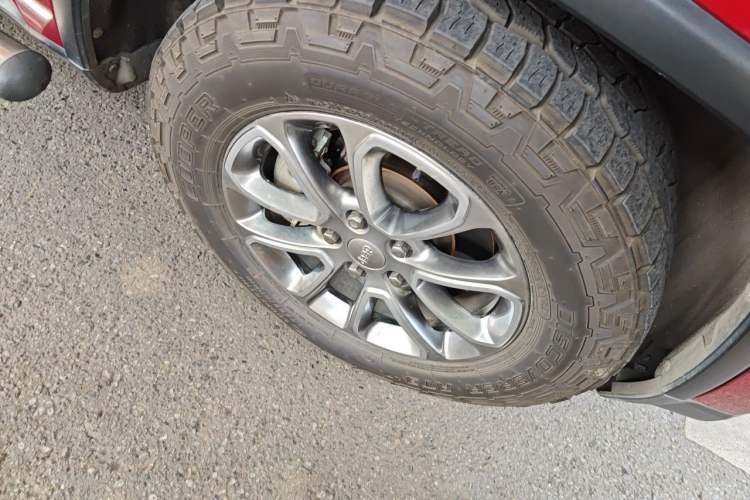 Used Jeep Grand Cherokee 2014 3.0L Comfort Navigation Edition Right Front Wheel Hub