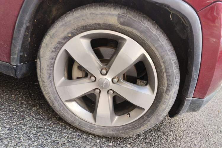 Used Jeep Grand Cherokee 2014 3.6L Elite Navigation Edition Right Front Wheel Hub
