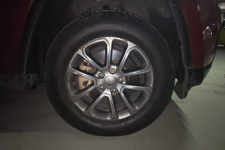 Used Jeep Grand Cherokee 2014 3.6L Elite Navigation Edition Right Front Wheel Hub