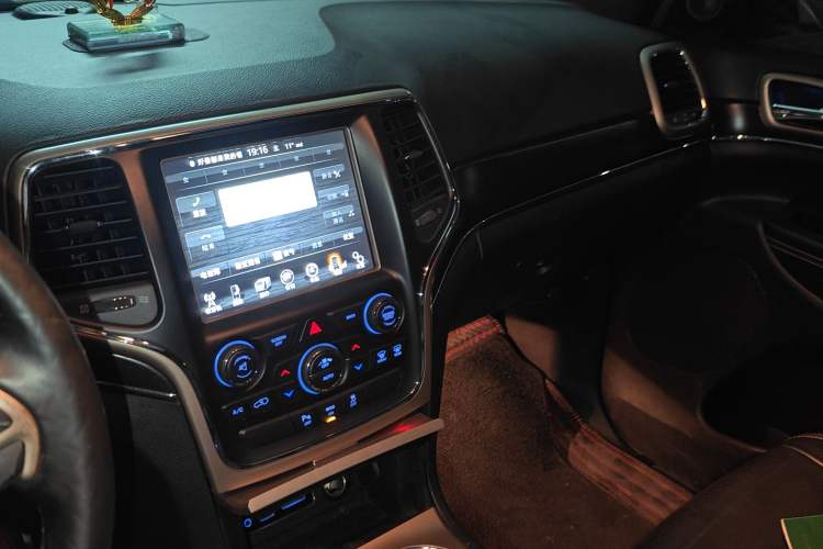 Used Jeep Grand Cherokee 2014 3.0L Comfort Navigation Edition Audio And AC Panel