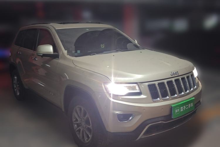 Used Jeep Grand Cherokee 2014 3.0L Comfort Navigation Edition Front Right 45 Deg