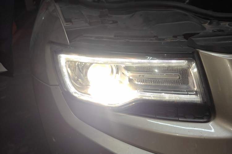 Used Jeep Grand Cherokee 2014 3.0L Comfort Navigation Edition Right Front Headlight