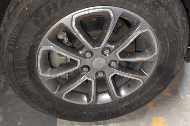 Used Jeep Grand Cherokee 2014 3.0L Comfort Navigation Edition Right Front Wheel Hub