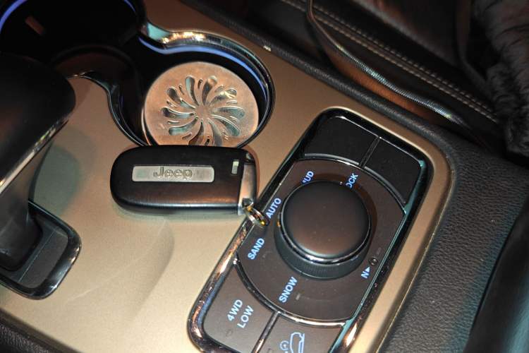 Used Jeep Grand Cherokee 2014 3.0L Comfort Navigation Edition Vehicle Key