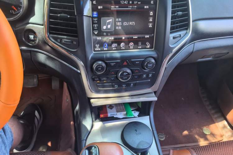 Used Jeep Grand Cherokee 2014 3.0L Comfort Navigation Edition Audio And AC Panel