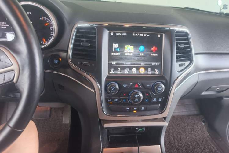 Used Jeep Grand Cherokee 2014 3.0L Comfort Navigation Edition Audio And AC Panel