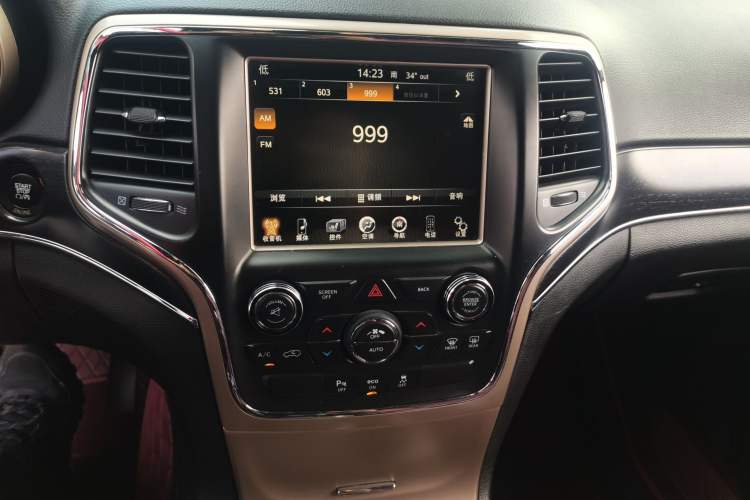 Used Jeep Grand Cherokee 2014 3.0L Comfort Navigation Edition Audio And AC Panel