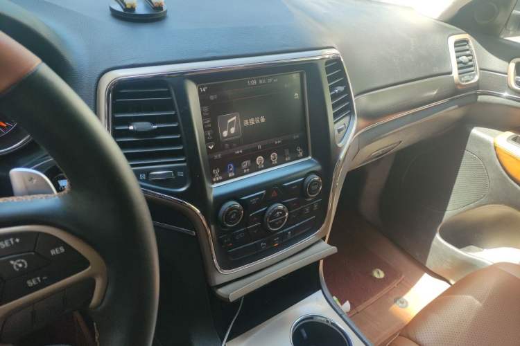 Used Jeep Grand Cherokee 2014 3.6L Elite Navigation Edition Audio And AC Panel