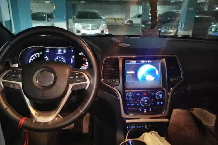 Used Jeep Grand Cherokee 2014 3.0L Comfort Navigation Edition Center Console
