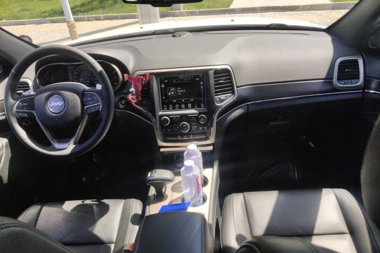 Used Jeep Grand Cherokee 2014 3.6L Elite Navigation Edition Center Console
