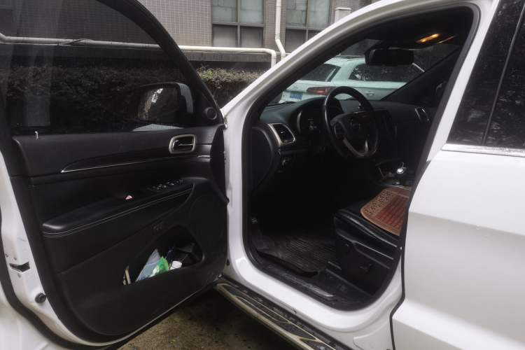 Used Jeep Grand Cherokee 2014 3.0TD Diesel Comfort Navigation Version Driver Seat