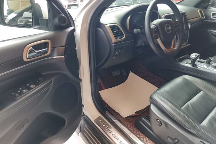 Used Jeep Grand Cherokee 2014 3.0L Comfort Navigation Edition Driver Seat