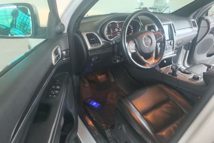 Used Jeep Grand Cherokee 2014 3.0L Comfort Navigation Edition Driver Seat