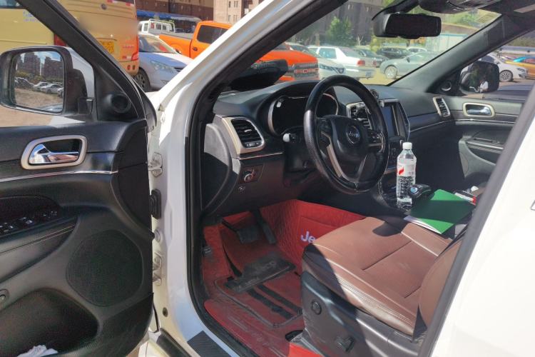 Used Jeep Grand Cherokee 2014 3.0L Comfort Navigation Edition Driver Seat